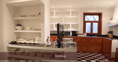 Cuisine large et entièrement équipée du chalet. Capture d'une vidéo promotionnelle de Sauber Real State. 