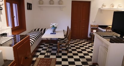 La cuisine large a une salle à manger. Capture d'une vidéo promotionnelle de Sauber Real State. 