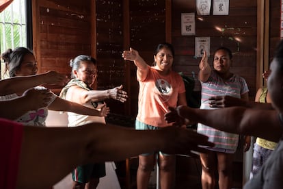 Mother Group, lors d'une session de groupe sur l'éducation sexuelle.