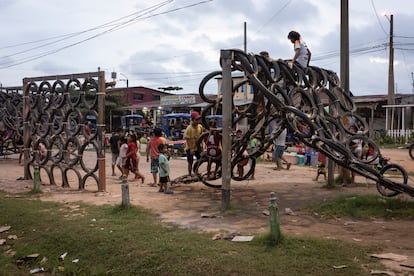 Espace de jeu à La Hoyada. Initiative Jakon Nete et construite avec les locataires.
