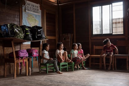 Un groupe d'Ashishitos lors d'une réunion pour la livraison de matériel scolaire.