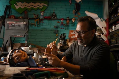 Humberto Camacho, marionnettiste dans l'atelier de marionnettes d'angle.