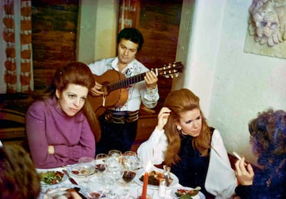 Christina Onassis et Marina Tchomlekdjoglou, à St. Moritz, en 1971.