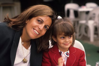 Christina Onassis et sa fille, Athina, à Paris, en 1988.