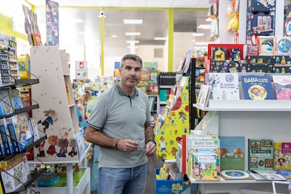 David Lagar, propriétaire de la librairie Azorín et président de l'Association of Small Libraries of Madrid, pose une photographie dans son métier de Leganés.