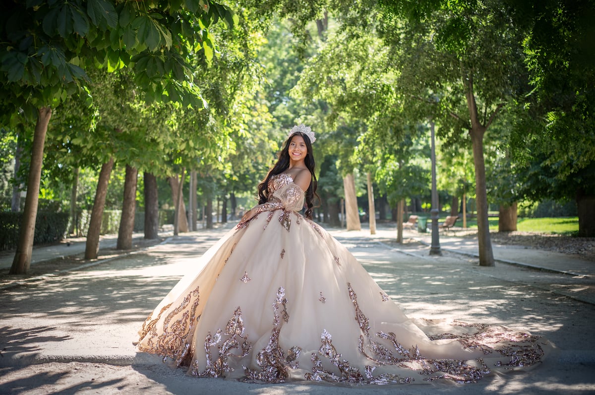 La fête latine des 15 années commence à infecter le Madrid: s'habiller des princesses et danser une valse
