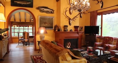 La maison principale de la maison, décorée de trophées de chasse et de pêche. Capture d'une vidéo promotionnelle de Sauber Real State.  