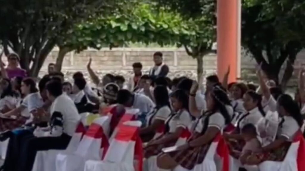 Varias alumnas del centro Felipe Carrillo Puerto levantan la mano cuando les preguntan si han sufrido acoso.