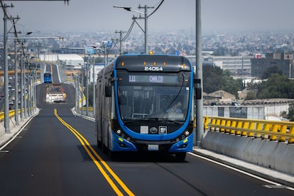 Une unité du Trolebus Santa Marta élevé - Chalco, en mai 2025.