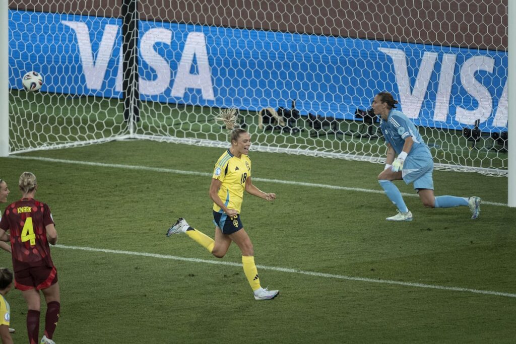 Fridolina Rolfo (centro) celebra el gol del 3-1 ante Alemania.