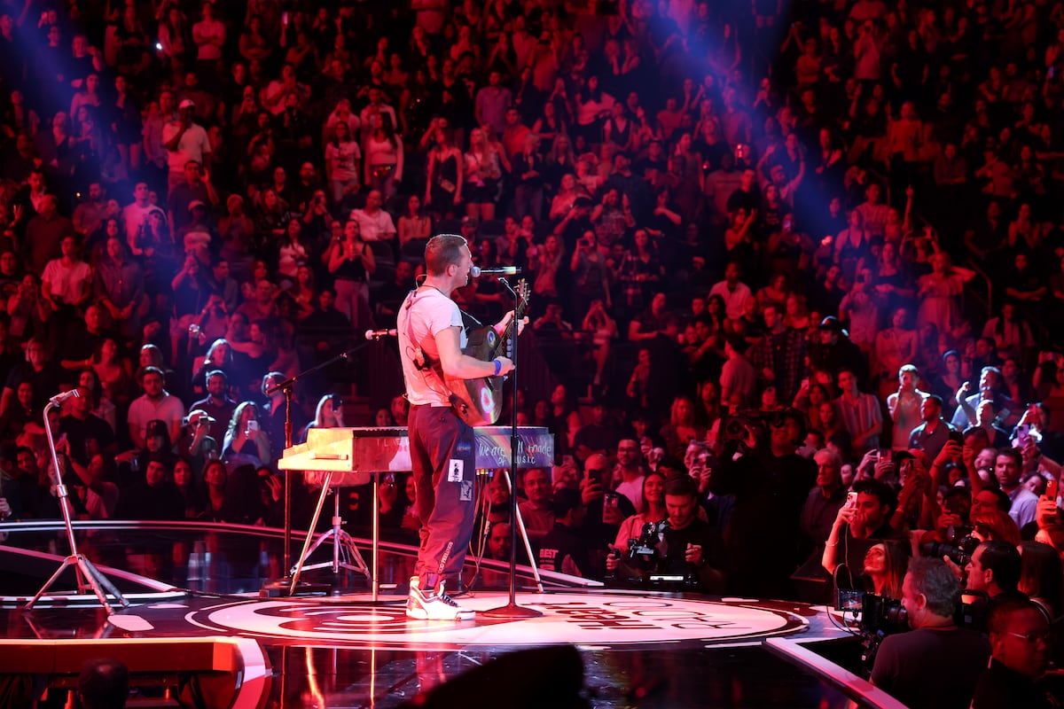 La blague de Chris Martin avant de retrouver la 'Kiss Cam' lors d'un concert de Coldplay: « S'ils n'ont pas fait de maquillage, Machillense maintenant »