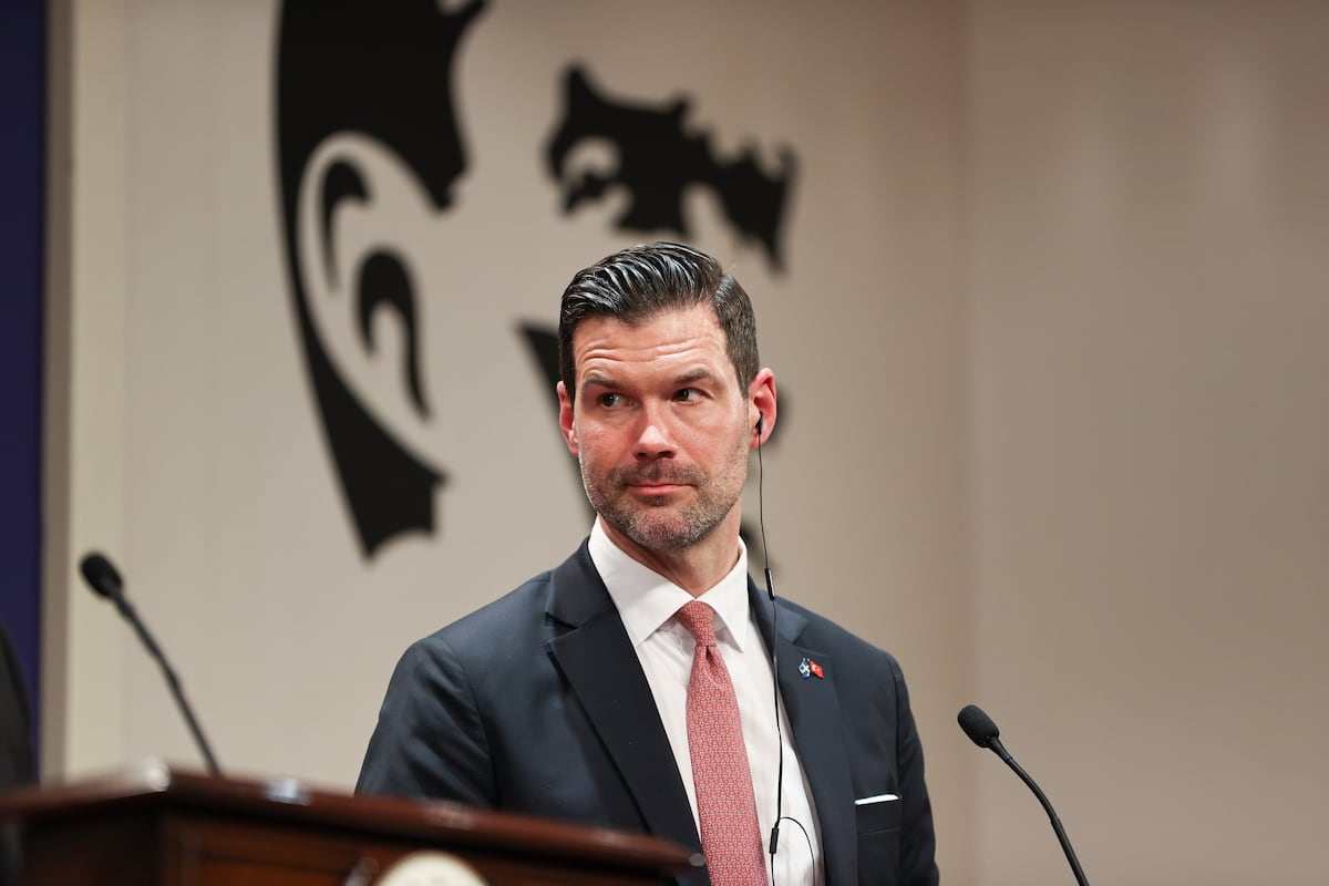 Le ministre de la Migration de la Suède, « horrifié » par la liaison de son fils adolescent à des groupes néo-nazis