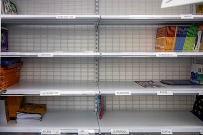 Les étagères vides pour les manuels de la librairie Azorín.