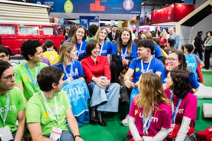 Le ministre des Sciences, de l'innovation et des universités, Diana Morant, entourée d'étudiants d'Erasmus le 6 mars à la salle de classe
