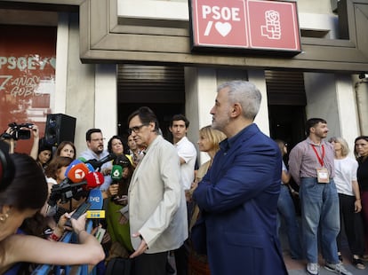 Salvador Illa, premier secrétaire du PSC et président du Generalit de Catalogne, fait des déclarations aux médias à son arrivée au siège du PSOE. 