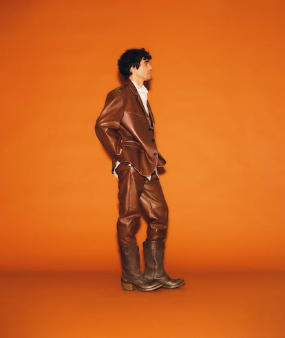 Tous les vêtements et bottes sont de Prada.