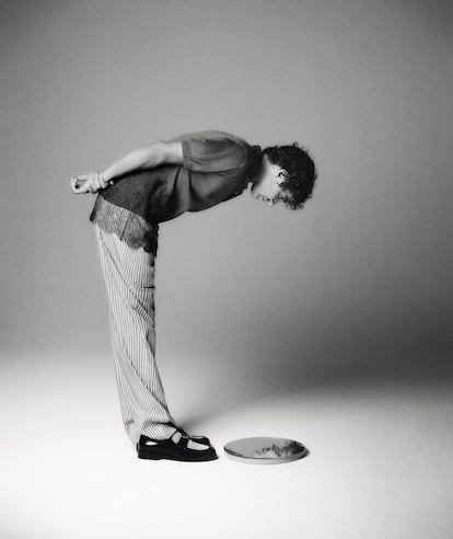 Ambrossi va avec Pole de Fendi, Carlota Barreray Moccasins de Louis Vuitton.