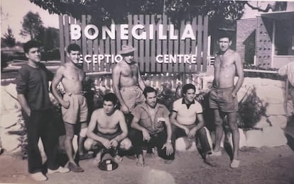 Les jeunes Espagnols de l'opération Kangourou dans le domaine de la réception des migrants Bonegilla, construits après la Seconde Guerre mondiale à Victoria.