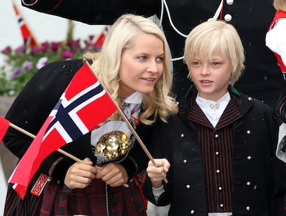 La princesse Mette-Marit, ainsi que son fils Marius Borg, lors des célébrations de la Journée nationale de Norvège au palais de Skaugum.