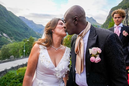 La princesse norvégienne Marta Luisa et son mari, le chaman américain Durek Verret, le 31 août 2024, dans la ville de Geiranger (Norvège) où ils se sont mariés.