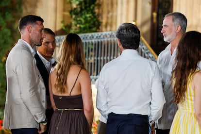 Le roi Felipe VI parle avec l'ancien basketteur Rudy Fernández et avec le pistolet Rafa Nadal lors de la réception aux autorités des Baléares et une représentation de la Société des Baléares, ce lundi à Marivent.