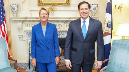 Le président de la Suisse, Karin Keller-Sutter, posant avec le secrétaire d'État des États-Unis, Marco Rubio, lors de la réunion à Washington.