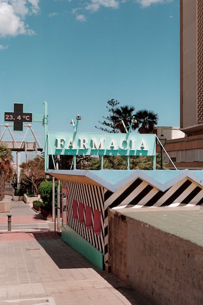 Pharmacie installée dans l'ancien bureau de vente du logement.