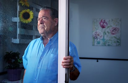 Manuel Gismero, dans la résidence de San Joaquín et Santa Ana, à Carrascosa del Campo, Cuenca, où il s'occupe de sa femme, Teresa, avec une déficience cognitive. 