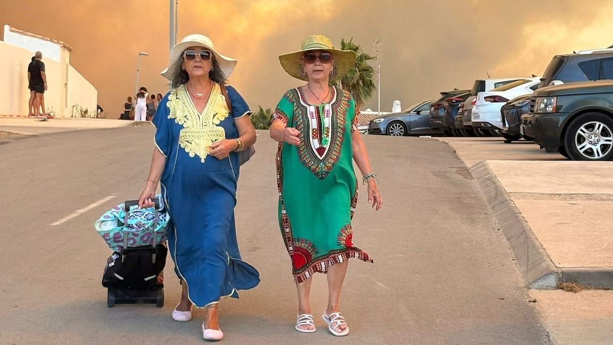 Un tarif des pompiers de plus de 2 000 personnes de maisons, d'hôtels et d'une plage pour expulser