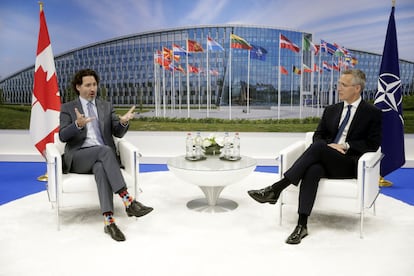 Justin Trudeau et Jens Stoltenberg: deux hommes, deux styles de chaussettes.