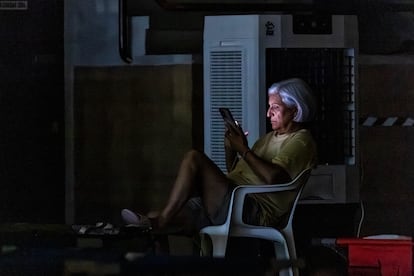 Une femme regarde le mobile dans le centre sportif de La Bañeza.