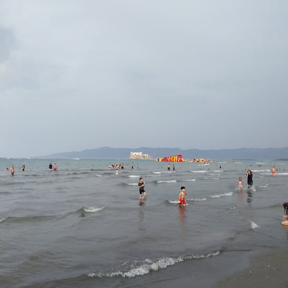 Vue du rock Alhucema de la plage de Sfiha le 6 août.