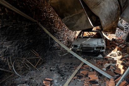 Une voiture calcinée dans un garage de la municipalité de Quintanilla et Congosto, dans la province de León.
