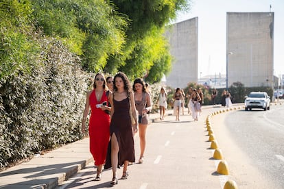 À l'entrée, cela indique seulement que l'étiquette est «décontractée», mais tous ceux qui vont savent que cela signifie que "Ce n'est pas un mariage"en tant qu'assistant blagues. L'image appartient au 30 juillet. 