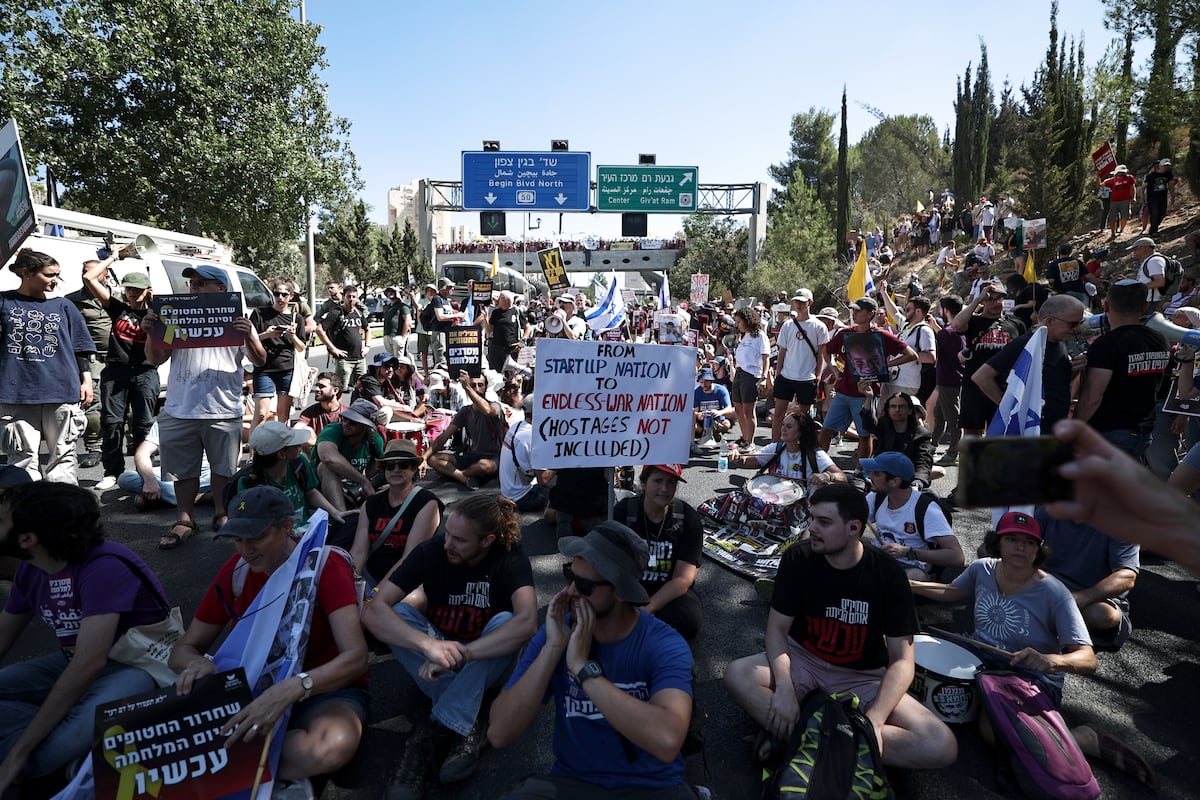 Des milliers d'Israéliens protestent lors d'une journée de grève pour demander le retour des otages qui restent à Gaza