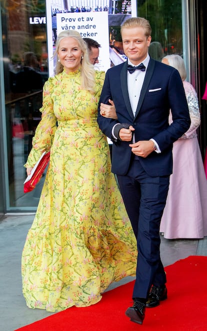 La princesse Mette-Marit et son premier-né, Marius Borg Høiby, dans un événement à Oslo en 2022.