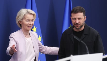 Le président de la Commission européenne, Ursula von der Leyen, et le président de l'Ukraine, Volodimir Zelenski, dimanche à Bruxelles.