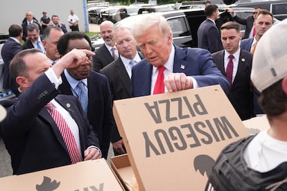 Donald Trump regarde une pizza lors de la réunion avec des membres de la Garde nationale.