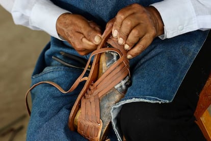 Un homme fabrique des chaussures traditionnelles à Villa Hidalgo Yalálag le 21 août.