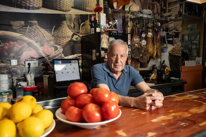 Rafael Romero, 67 ans, au comptoir du restaurant qu'il a ouvert en 2018.