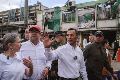 Pedro Sánchez lors de la visite du quartier de LA Base, à Cali, le 22 août.