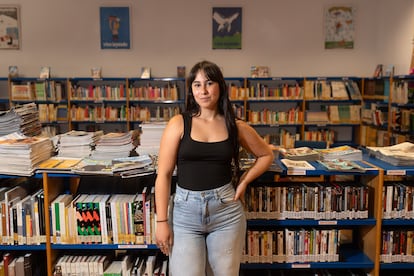 Laura Sánchez dans la bibliothèque Almeida de Sayago, où elle termine ses pratiques universitaires d'été.