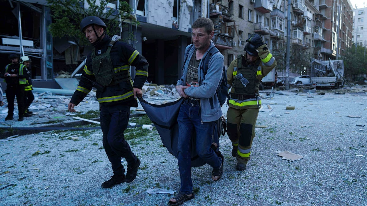 Une grande attaque russe contre Kyiv provoque au moins 15 morts et endommage le siège de l'Union européenne