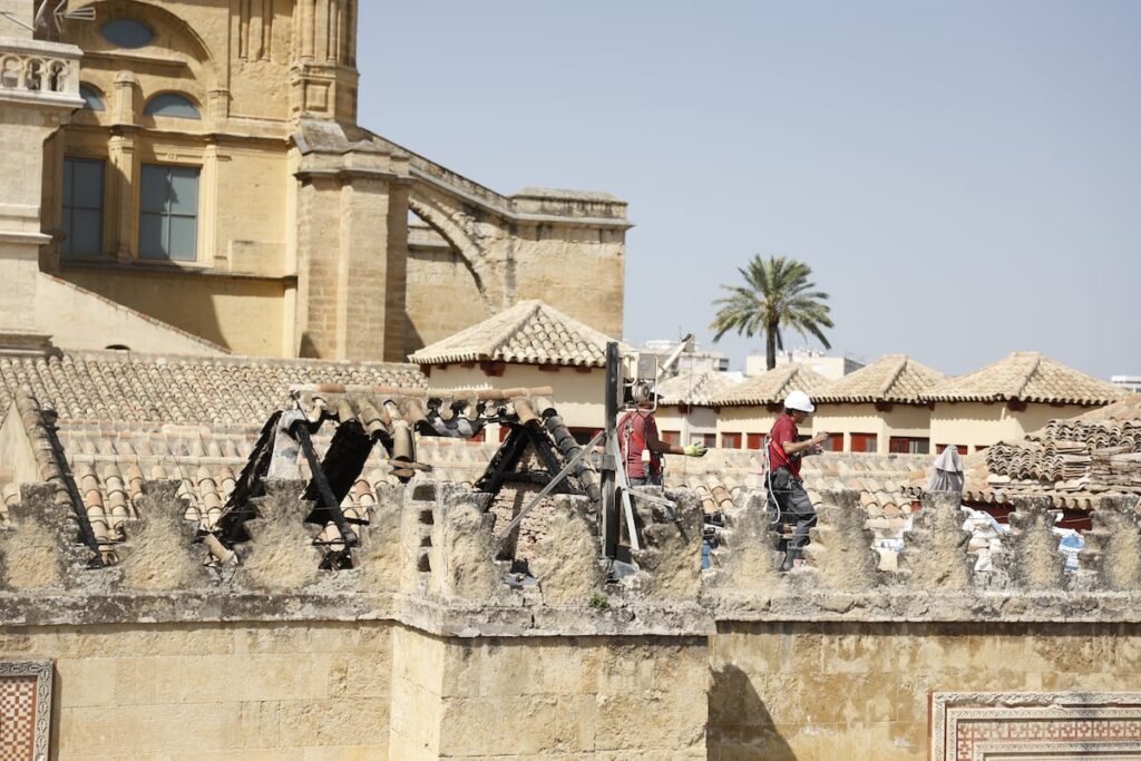 Effondrer le toit d'une chapelle dans la zone où le feu de la mosquée de Córdoba est originaire