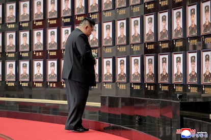 Le chef nord-coréen Kim Jong rend hommage aux soldats décédés, au siège du comité central du Parti des travailleurs de la Corée, à Pyongyang, en Corée du Nord.