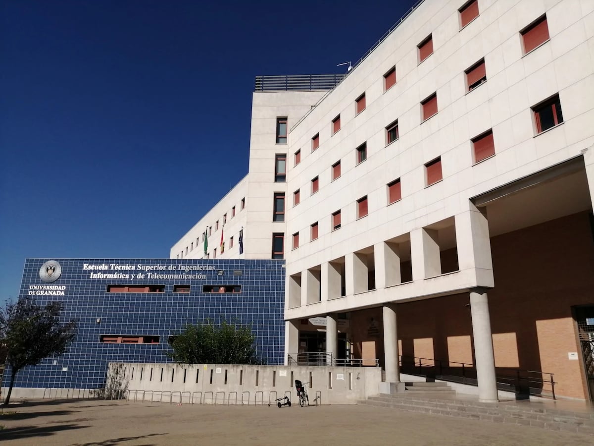 Une affiche à l'Université de Grenade attise le débat sur la surprotection : « Cela ne sert pas les parents. Les étudiants sont majeurs »
