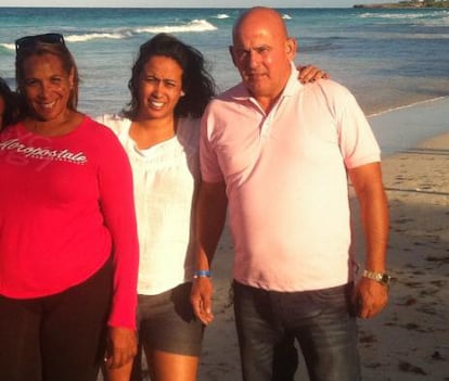 Elisa Consuegra, au centre, sur une photo de février 2015 sur la plage de Cayo Coco, Cuba, avec ses parents, Elisa et Juan Carlos. Image attribuée par la famille.
