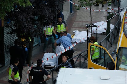 La police a retiré les corps des trois victimes tuées dans le bureau de Víctor Salas, sur Marcelo Usera 40, Madrid, l'après-midi du 22 juin 2016.
