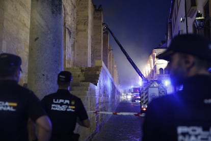 Des policiers de l'endroit où un incendie dans la mosquée a été déclaré.