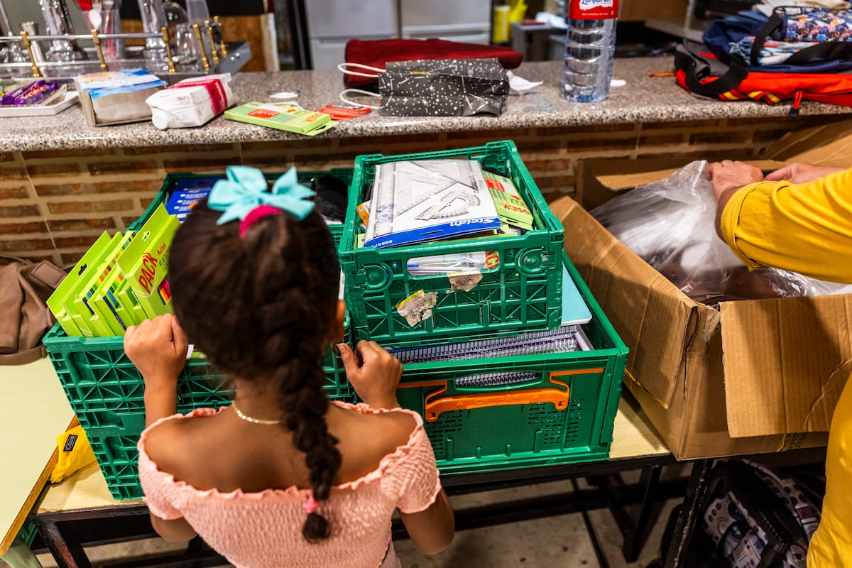 Le réseau qui a quitté la pandémie: un quartier à faible revenu à Madrid est organisé pour obtenir des fournitures scolaires gratuites